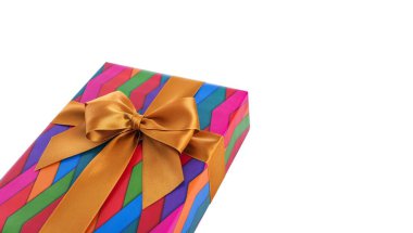 Hediye kutusunda parlak ambalaj kağıdı. Yakın çekim.