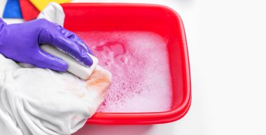 Leke sabun ile yıkayın. Ev ödevi unsuru.