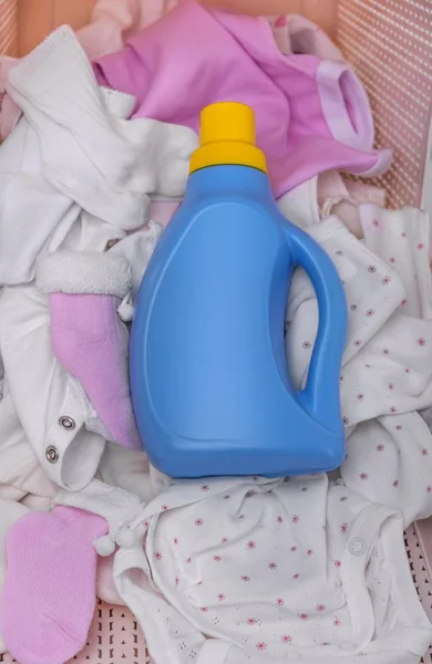 Botol Deterjen Cucian Dalam Keranjang Pakaian Bayi Kotor Close — Stok Foto