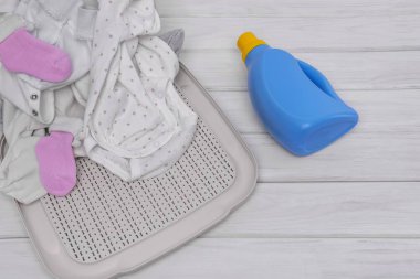 Çocuk giyim bakımı. Yumuşak deterjan. Aynı zamanda şişe üzerinde vurgu.