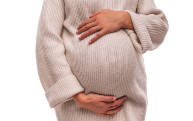 Bir sıcak kış kazak içinde hamile bir kadın.