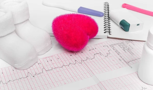 Elektrokardiyografi, yakın çekim. Defter hamile. Bir doktor danışmanlık sonucu.