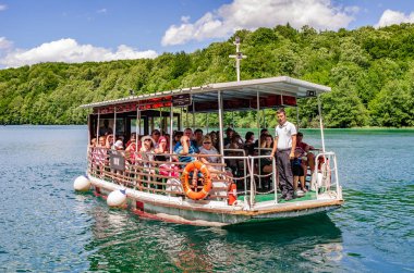 Turist teknede Gölü - Plitvice Gölleri Milli Parkı Hırvatistan.