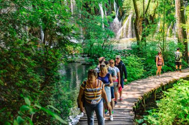Turist grup şelale Plitvice Gölleri Milli Parkı, Hırvatistan çekiyor