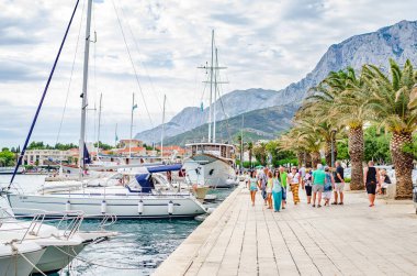 Makarska tatil köyünün sokakları yaz günü.