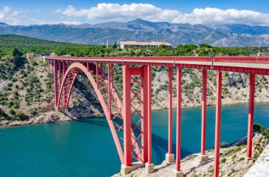 Kanal üzerinde kırmızı demir yolu köprü. Zadar, Hırvatistan.