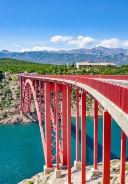 Kanal üzerinde kırmızı demir yolu köprü. Zadar, Hırvatistan.