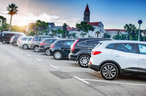 Coches en el aparcamiento de la ciudad . — Foto de Stock