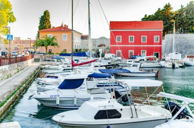 Zevk tekneler ve balıkçı tekneleri iskeleye Fosa Bay spa town Zadar Hırvatistan'ın.