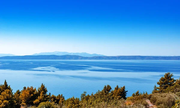 Paysage côtier. Côte de la mer avec des îles à l'horizon . — Photo