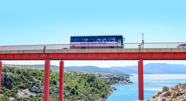 Bussen rider över bron ligger ovanför havsbukten en sommardag, nära Zadar, Kroatien. — Stockfoto