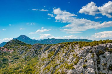 Rocky dağları çölde yaz renkleri ile ufukta.