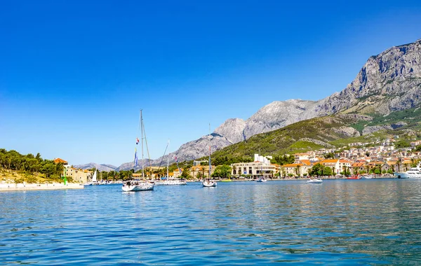 Uitzicht op het resort stad Makarska op een zomerdag, in Makarska Riviera, Kroatië. — Stockfoto