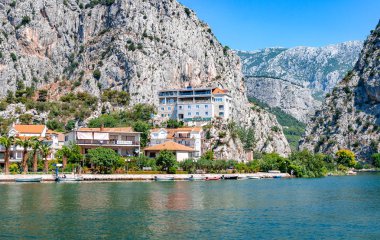 kasaba omis Hırvatistan.