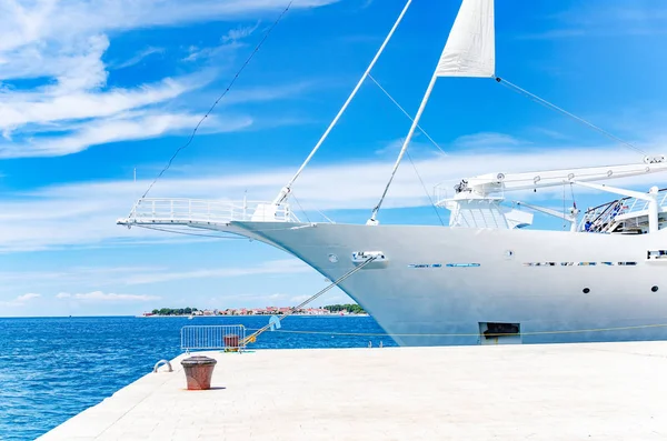 Нос красивого белого корабля на море . — стоковое фото