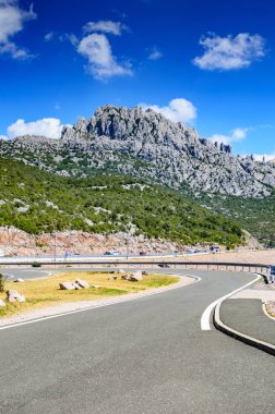 Pitoresk kayalar ve yol arabalar için.