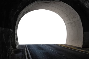 Bir araba yol ve izole beyaz renk çıkış dağda tünel.