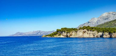 Makarska resort kasaba görünümü bir yaz günde, Makarska Riviera, Hırvatistan.