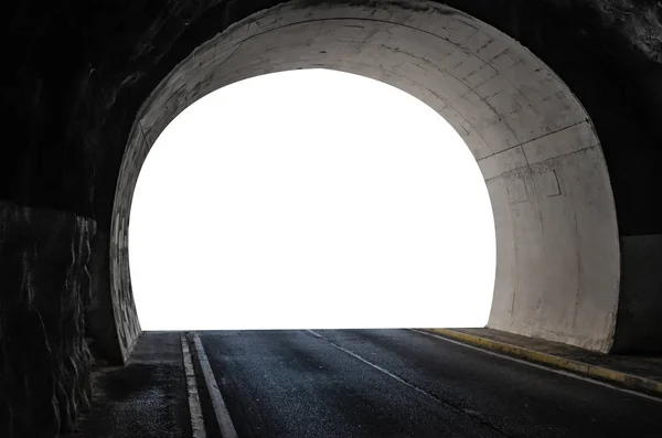 Tunnel in de berg met een auto weg en geïsoleerde witte kleur uitgang. — Stockfoto