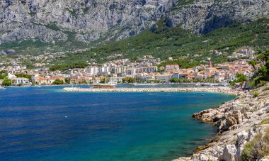 Makarska resort kasaba görünümü bir yaz günde, Makarska Riviera, Hırvatistan.