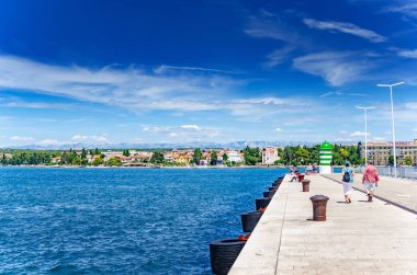 Bir deniz feneri ve Zadar, Hırvatistan için yaz aylarında turist ile Adriyatik Denizi dolgu.