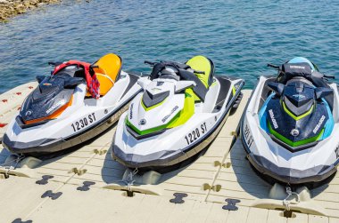 Su motosiklet iskelede Park edilmiş.