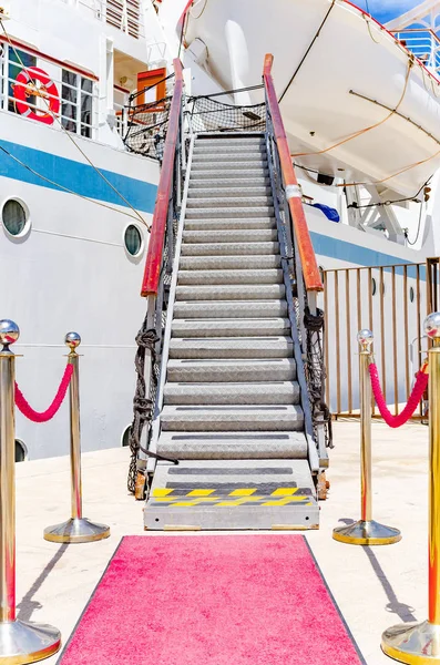 Cruise ship on the pier in the resort town of Split, Croatia. — Stock Photo, Image