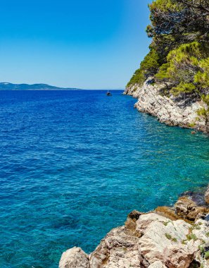 Kıyı manzara. Yalı ufukta giderek kötüleşen Adaları ile.