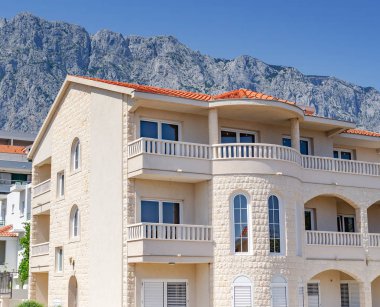 Dağlar güneşli bir arka plan üzerinde güzel villa.