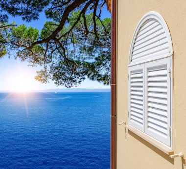 Bir görünümü penceresinden olarak deniz manzarası. Evin zemin sıcak sezonda güzel deniz manzara karşı duvardaki beyaz pencere.