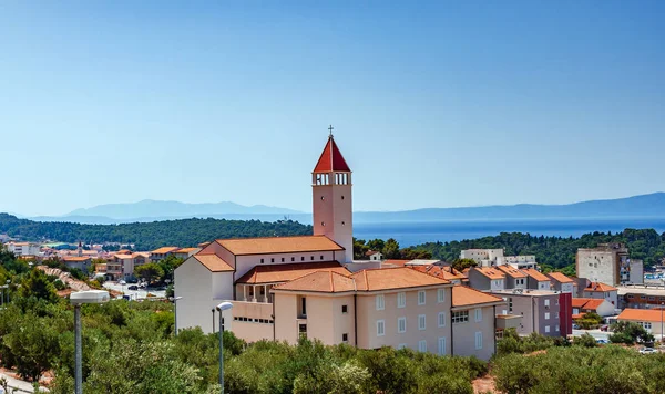 Uitzicht op de stad Makarska, het resort stad van Kroatië. — Stockfoto