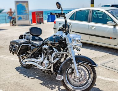 Motosiklet Harley Davidson şehirde Park.