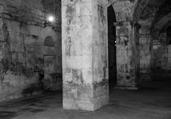 Ruínas antigas abandonadas ou catacumbas . — Fotografia de Stock