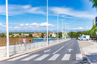 Bir deniz feneri ve Zadar, Hırvatistan için yaz aylarında turist ile Adriyatik Denizi dolgu.