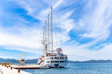 Büyük bir şehir Zadar dolgu üzerinde port yelkenli gemi cruise.