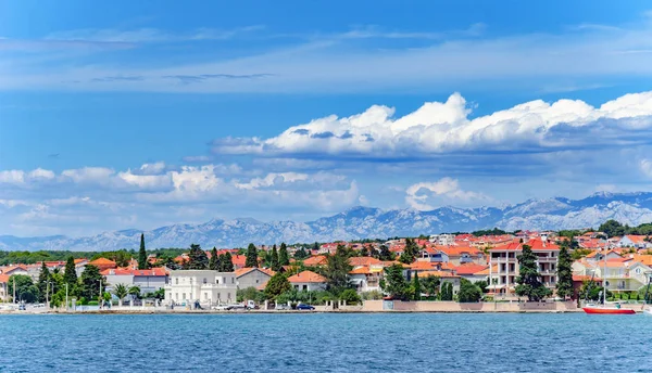 Uitzicht vanaf de zee naar de stad van Zadar in Kroatië. — Stockfoto