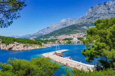 Makarska resort kasaba görünümü bir yaz günde, Makarska Riviera, Hırvatistan.