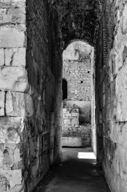 Terk edilmiş eski kalıntıları veya yeraltı mezarlığı.