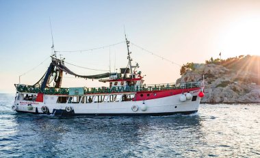 Bağlantı noktası Makarska, Hırvatistan ile neşeli turistler zevk tekne girer.