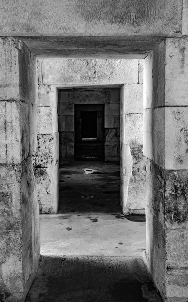 Ruinas o catacumbas abandonadas . — Foto de Stock