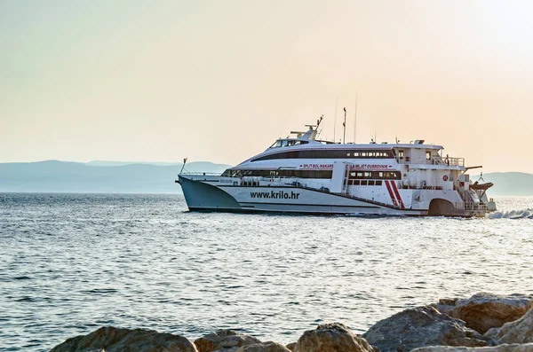 Bateau de plaisance avec des touristes joyeux entre dans le port de Makarska, Croatie . — Photo