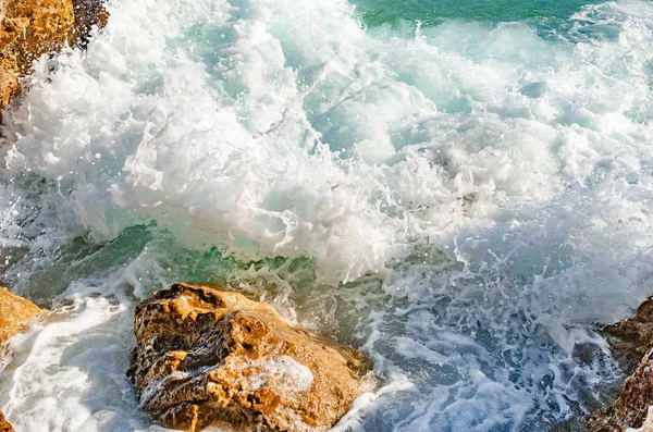 Des vagues battent sur les pierres côtières . — Photo