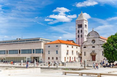 St. Donat kilise, forum ve Cathedral St. Anastasia çan kulesi Zadar, Hırvatistan.