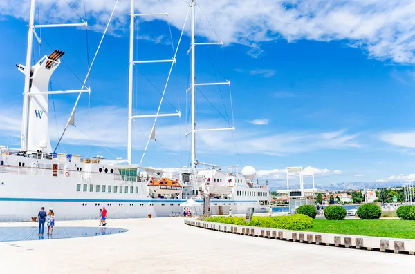 Büyük bir şehir Zadar dolgu üzerinde port yelkenli gemi cruise.