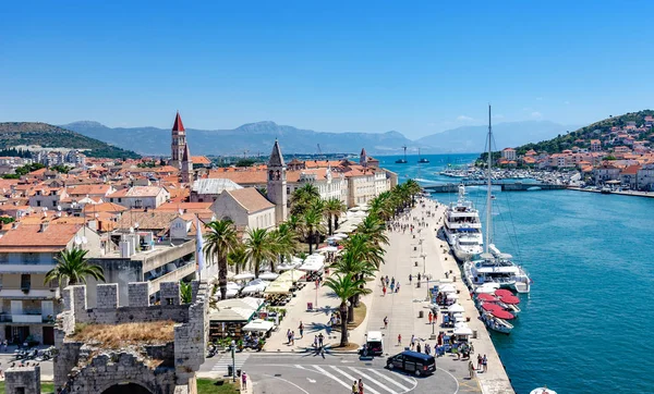Veduta del porto e argine dalla fortezza della città di Trogir . — Foto Stock