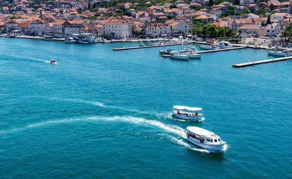 Widok na port i nabrzeże od twierdzy w mieście Trogir. — Zdjęcie stockowe