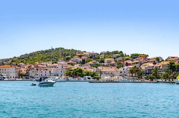 Veduta del porto e argine dalla fortezza della città di Trogir . — Foto Stock