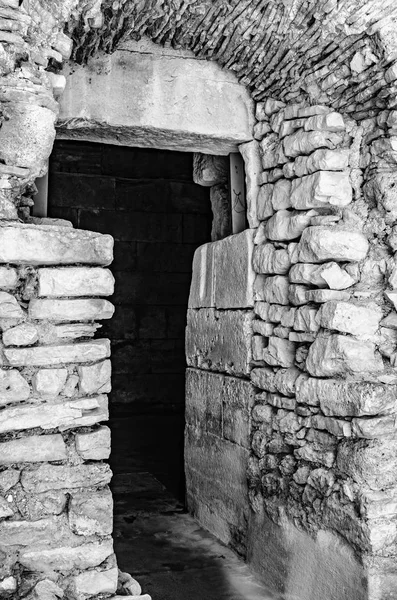 Ruínas antigas abandonadas ou catacumbas . — Fotografia de Stock