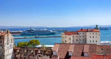 Split evlerin çatıları.