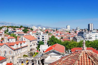 Split evlerin çatıları.